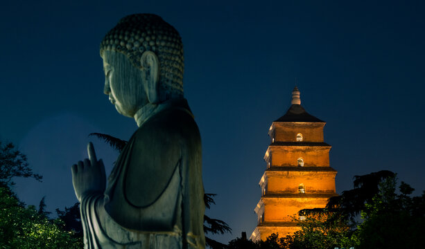 西安大慈恩寺释迦摩尼像与大雁塔