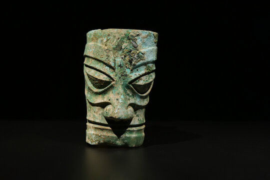 商代后期青铜面具