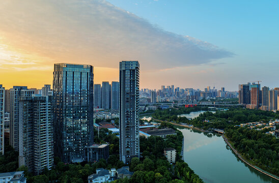 成都城市天际线夕阳下的繁华都市