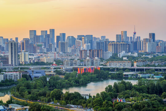 成都城市天际线夕阳下的都市风光