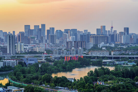 成都城市天际线夕阳下的繁华都市