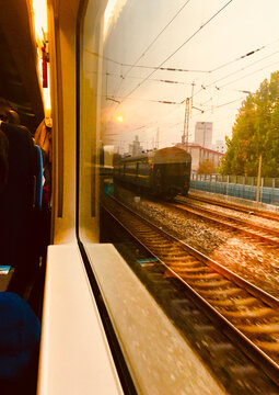 火车窗外夕阳