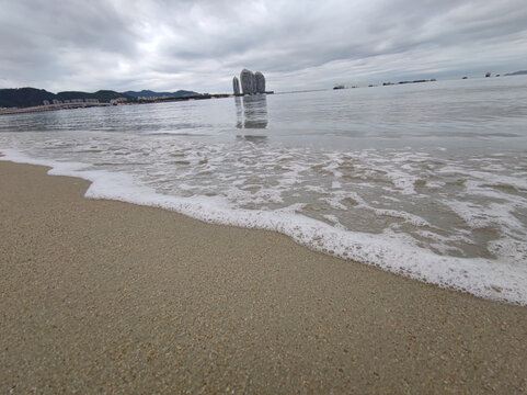 海滩岸边泡沫浪花