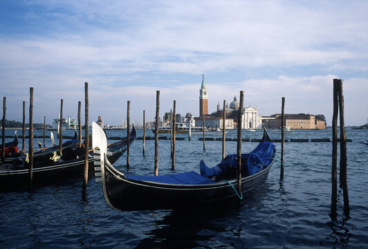 胶片摄影威尼斯蓝色刚朵拉小船