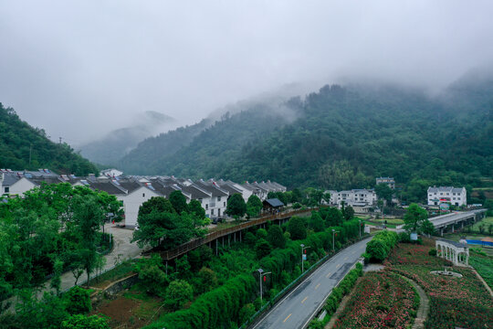 绿色生态的十堰堵河流域乡村