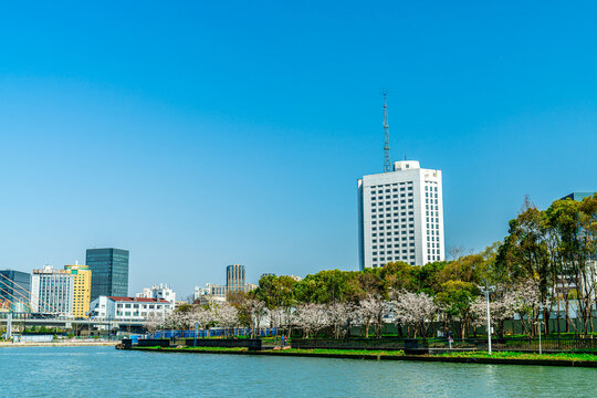 上海苏州河沿岸建筑及码头