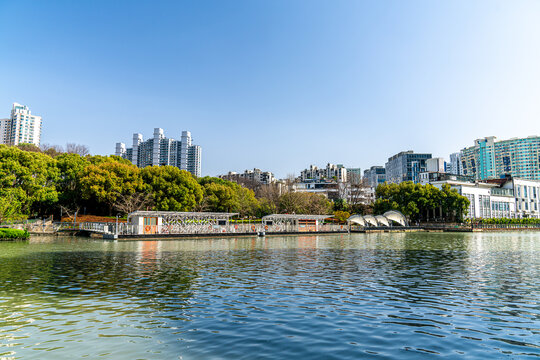 上海苏州河沿岸建筑及码头