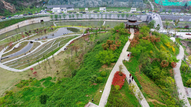 游客在百二河道边的山梁上游玩