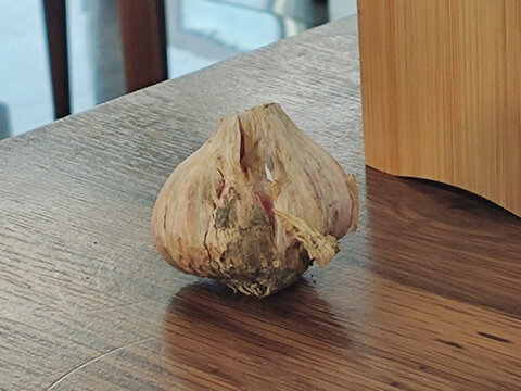 桌上的大蒜