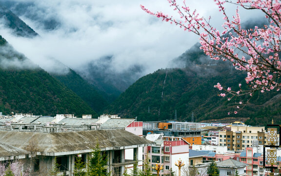 春天的康定县城