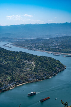 远眺长江三峡峡湾