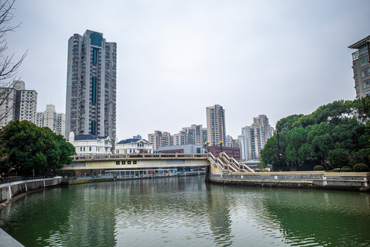 上海苏州河畔建筑阴天环境