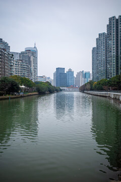 上海苏州河畔建筑阴天环境