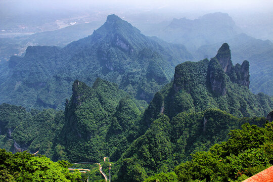 天门山俯瞰悬崖峭壁