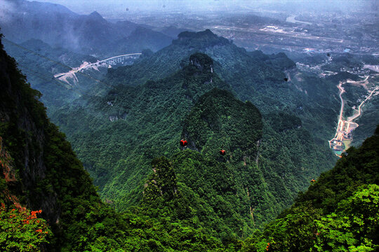 天门山俯瞰悬崖峭壁