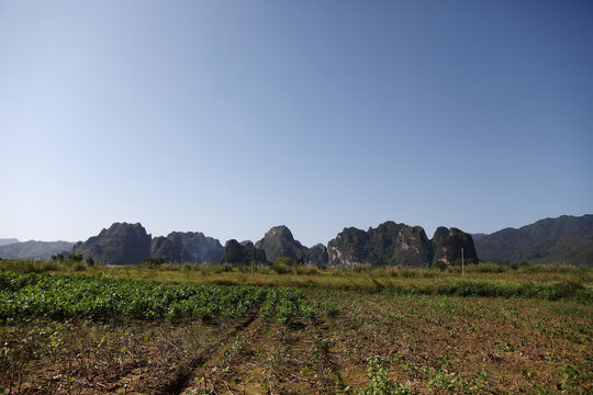 英西田野峰林