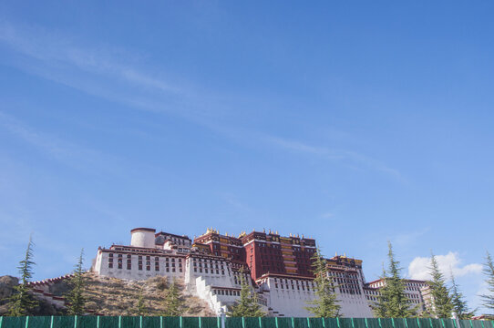 西藏天空下的布达拉宫