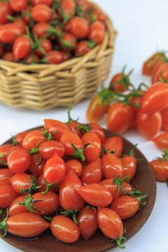 盘子里装满了玲珑小番茄