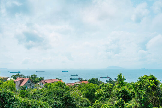 海上停泊的游轮货轮