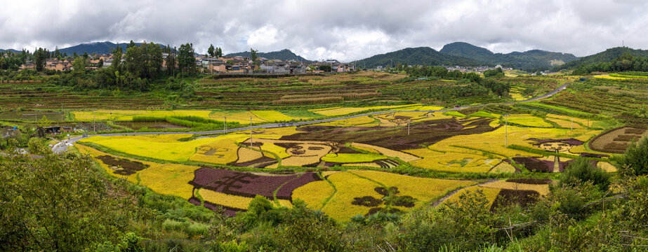 腾冲清水中寨司莫拉佤族村全景图