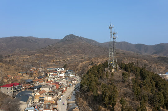 蓝天下的山村集镇图片