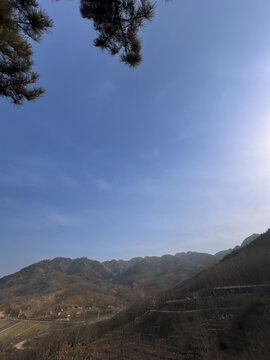 竖版蓝天白云下的山景