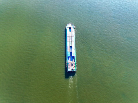 杭州钱塘江上的运输船