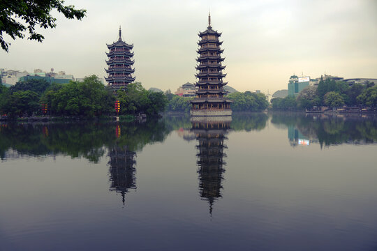 南宁双塔湖面倒影旅游景点