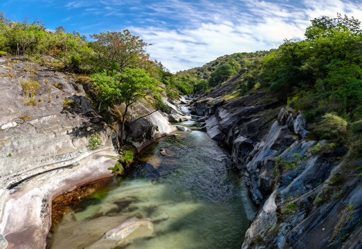 峡谷山涧溪流