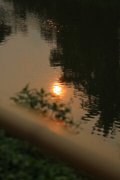 落日河畔水波倒影