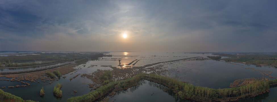 宽幅微山湖日落全景图