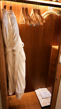 衣柜白色浴袍