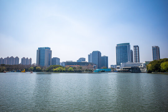 城市中心湖面对岸建筑风景特写