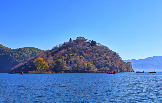 泸沽湖里务比寺藏传佛教