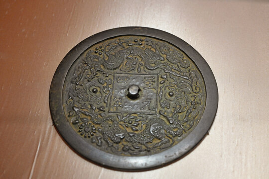 国博至元四年双龙纹铜镜