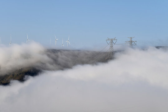 云雾中的高压铁塔