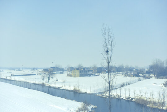 乡村水渠旁的雪地