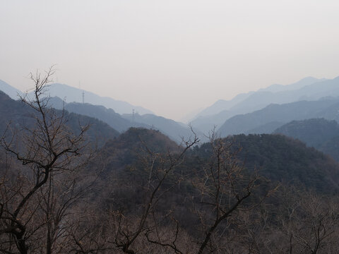 远处群山