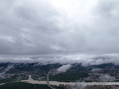 山林雨雾城市