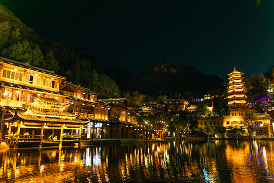 峰林布依夜景