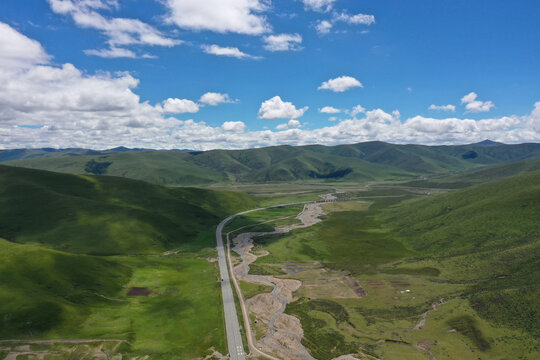 青海高山草甸蓝天白云公路