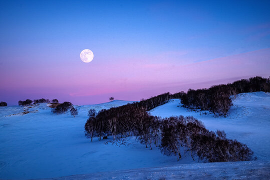 冬季草原月亮