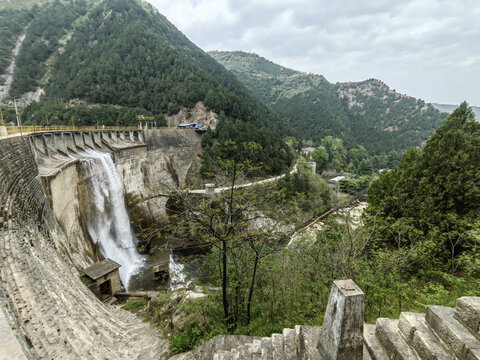 水库大坝远山