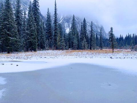 雪山湖泊