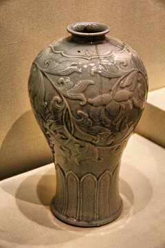 越窑雕刻花卉纹梅瓶