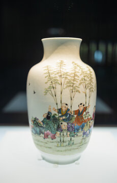 民国时期粉彩婴戏纹灯笼瓶瓷器