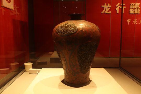清中期漆器龙纹梅瓶