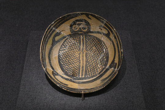 新石器时代马家窑文化蛙纹彩陶钵