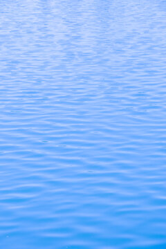 蓝色湖水背景