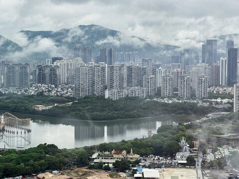 雨后水汽弥漫的香蜜湖公园